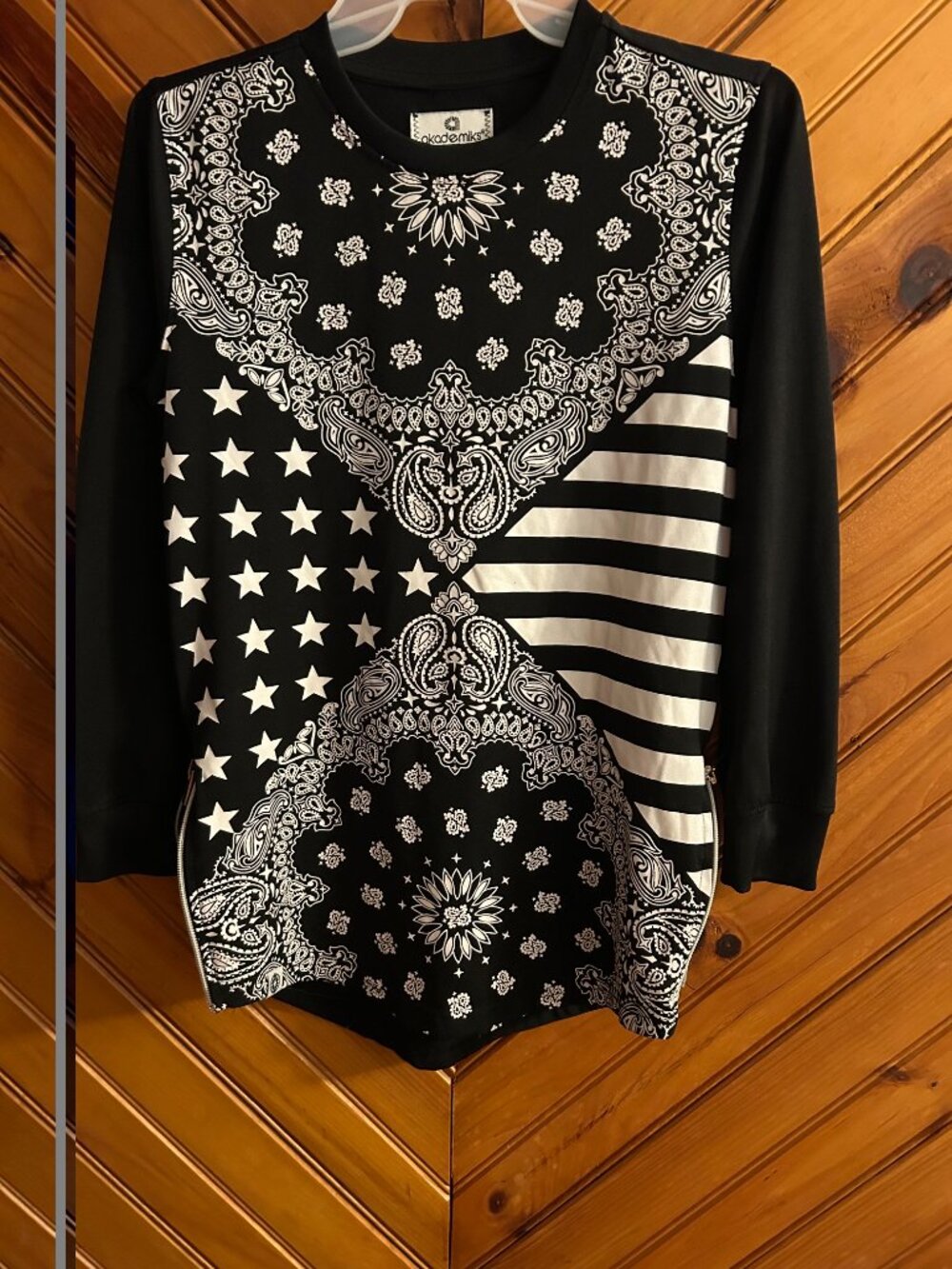 Akademiks Black and White Long Sleeve shirt, size Small